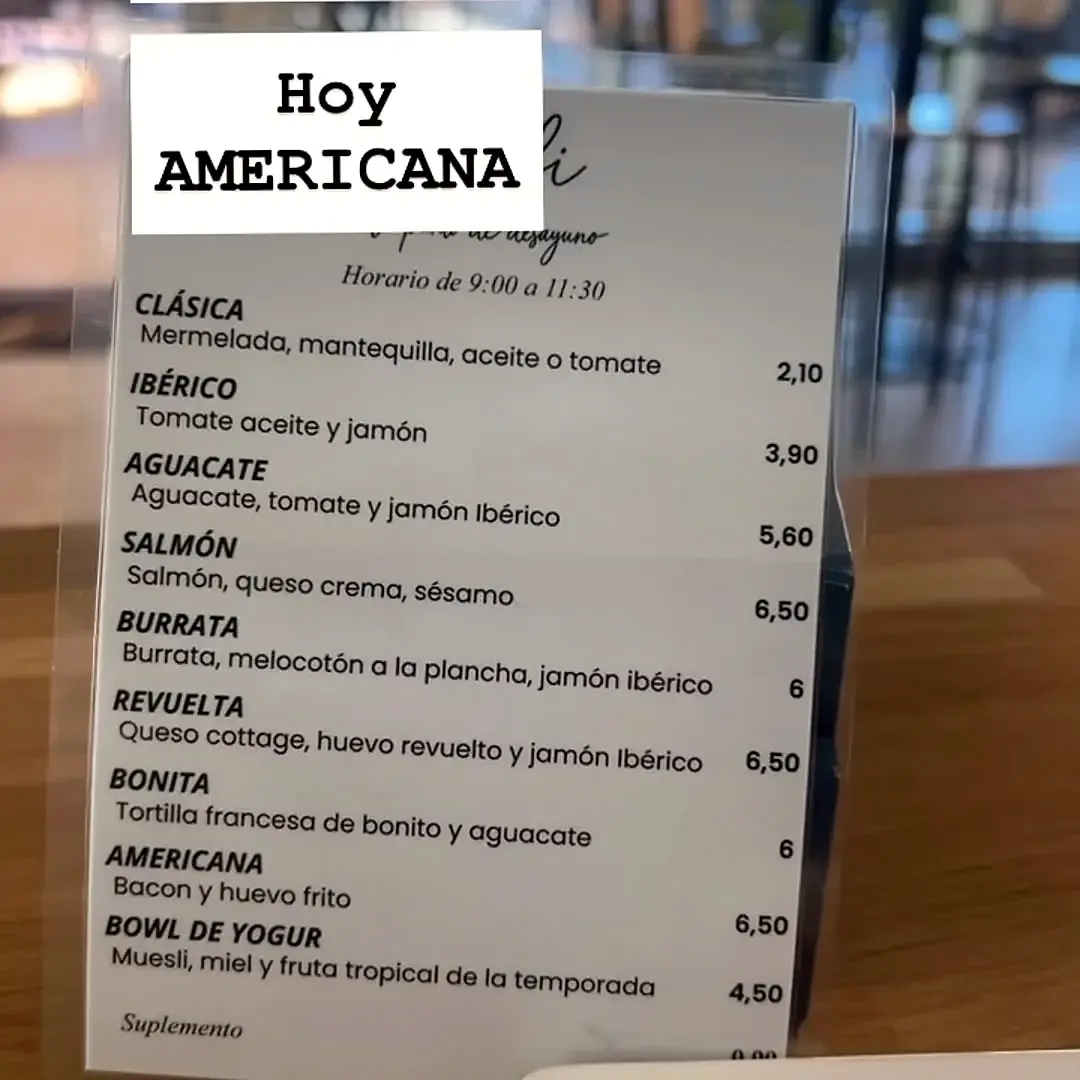 Carta de tostadas del desayuno de La Ofi sobre una mesa de madera