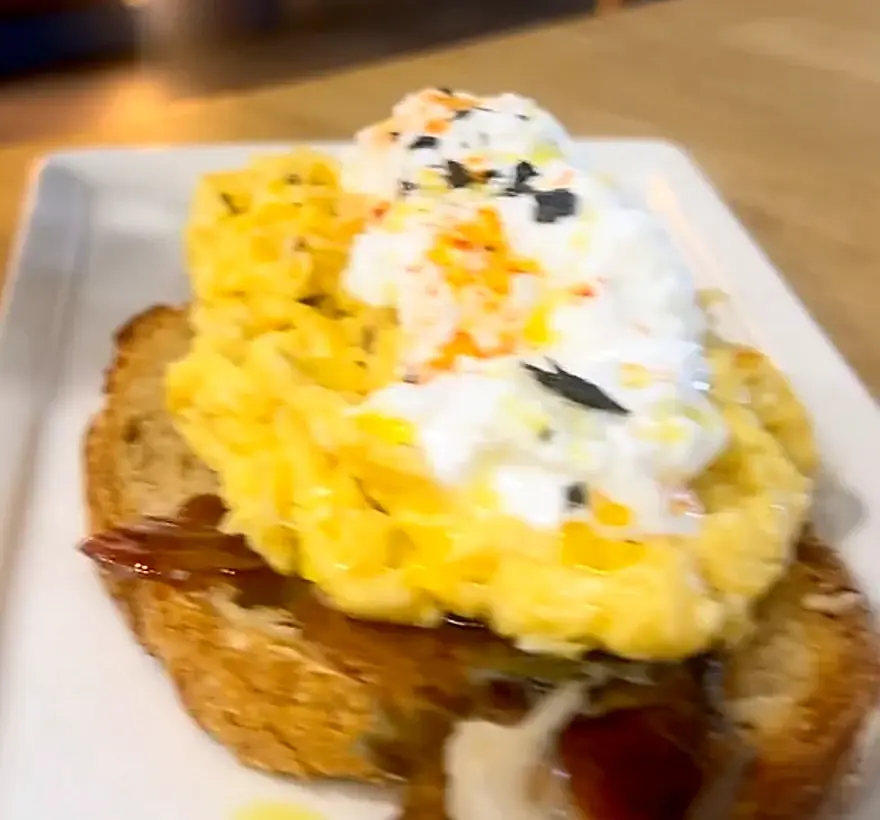Tostada de pan de masa madre con huevo revuelto, queso cottage y jamón ibérico